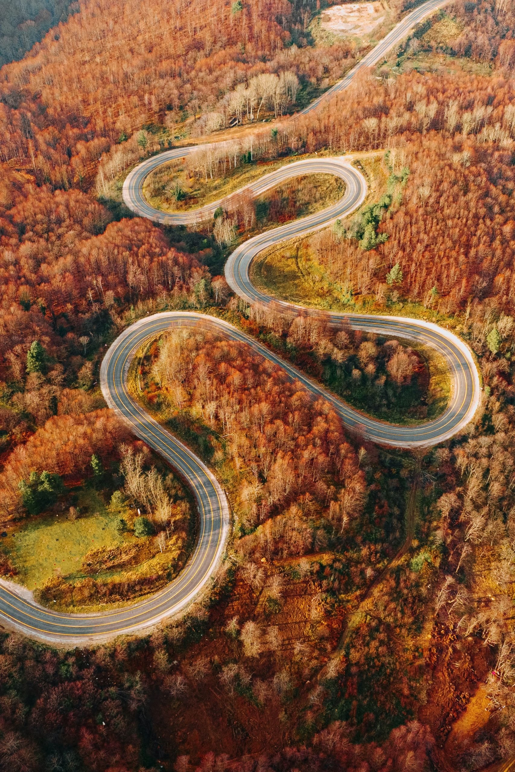 vue de paysage qui montre une route avec deux côtés pour symboliser une frontière représentatif de la planification retraite frontalière